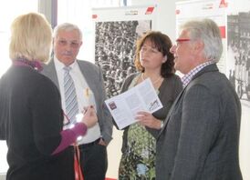 Schulleiterin, Bürgermeister Gerhard Babl, Ruth Müller und Hans-Dieter Schenk bei der Eröffnung