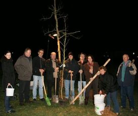 Die SPD im Labertal pflanzt einen Wa(h)lnussbaum am Kindergarten in Langquaid.