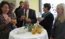 Die Kreisräte waren von den Kochkünsten, hier mit der Kürbiskremsuppe, von „Oma Wally“ begeistert.