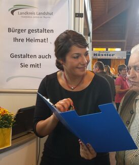 Kreisrätin Filiz Cetin am Messestand des Landkreises Landshut