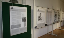 Blick auf die Ausstellungstafeln in der Schlossklinik Rottenburg