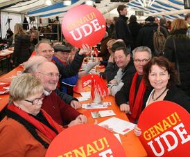 Kreisvorsitzende Ruth Müller mit einem "Landkreis-Tisch"
