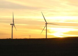 Mehr Windräder über den Hügeln des Landkreises wünscht sich die SPD. Ein Gutachten soll geeignete Standorte benennen.