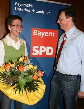 MdL Isabell Zacharias freut sich über den Blumenstrauß vom bildungspolitischen Sprecher Herbert Lohmeyer