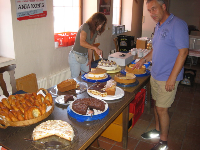 Das üppige Kuchenbuffet mit den Helfern Claudia Thielicke und Oliver Kapser (Gemeinderat, NeuesBürgerforum)